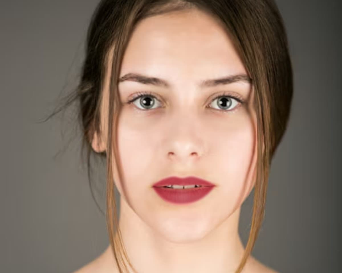 Model wearing a red lip applied with the virtual try-on