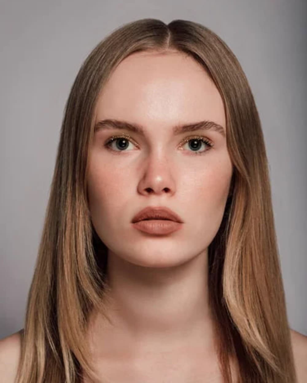 Model wearing the Bronze Doré look: warm metallic lids and a honeyed lip