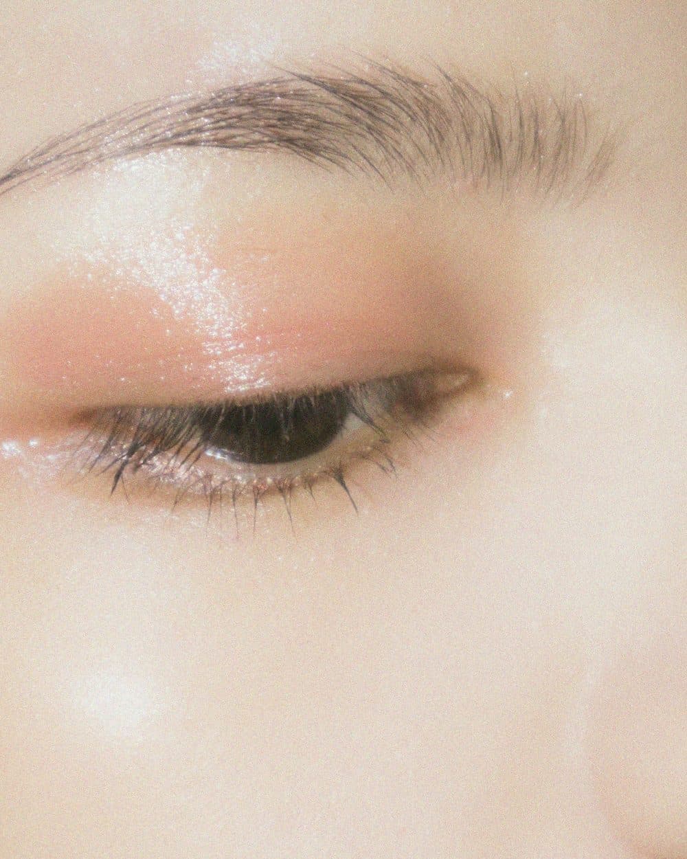 A satin wash of shadow across the lid