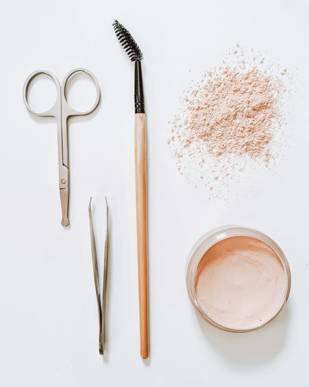 Sourcil Defini laid out with its spoolie, tweezers and scissors