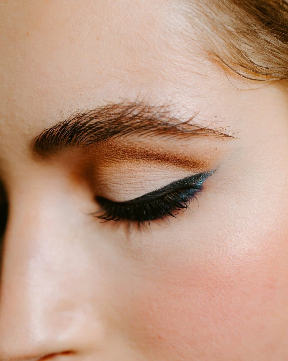 A fine winged line drawn along the lash line